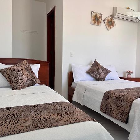 Hostal Carliza 阿约拉港 外观 照片